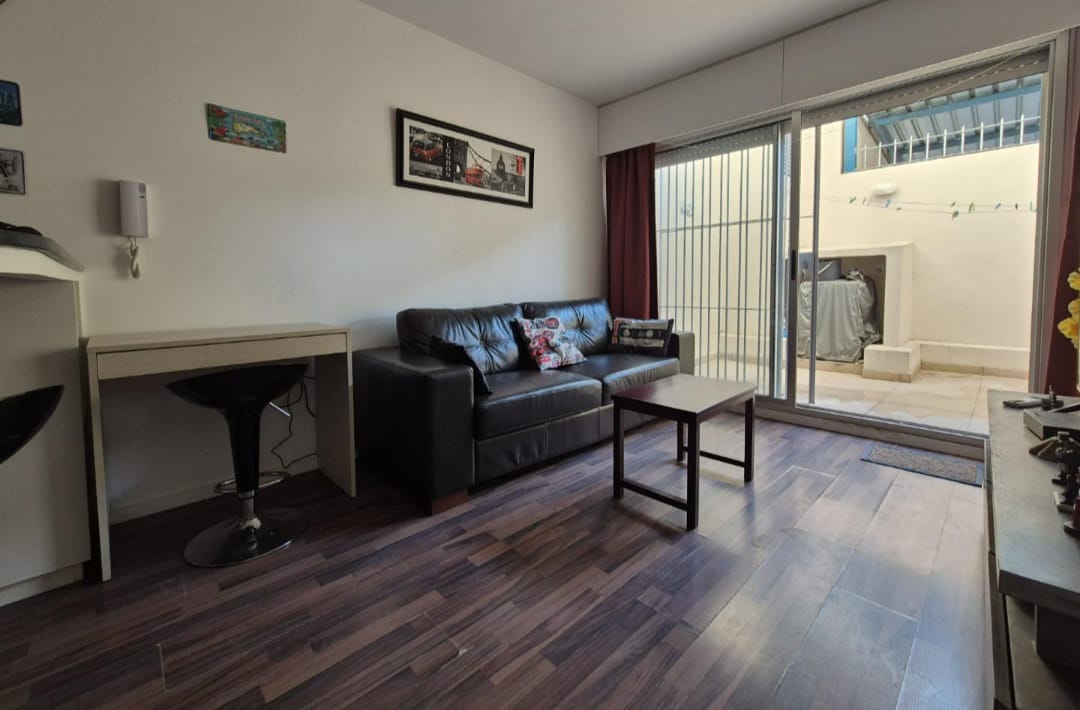 Con patio y doble cochera - Imagen 2