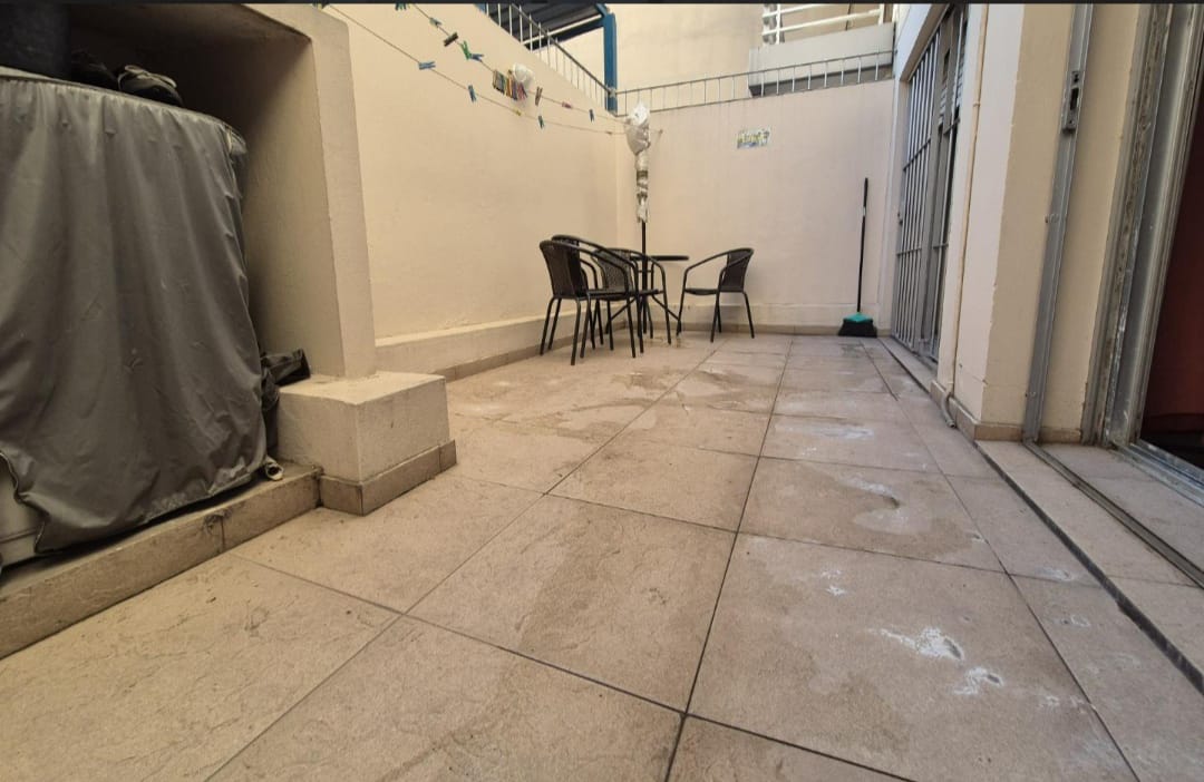 Con patio y doble cochera - Imagen 8