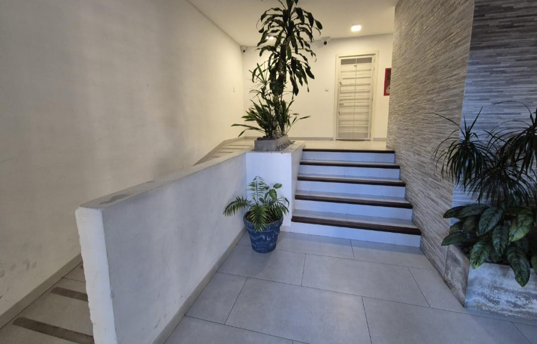 Con patio y doble cochera - Imagen 9